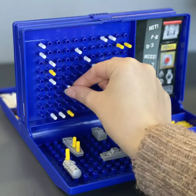 Ruhhy Strategisch zeeslagspel in koffervorm – opvouwbaar gezelschapsspel dat concentratie en logisch denken stimuleert