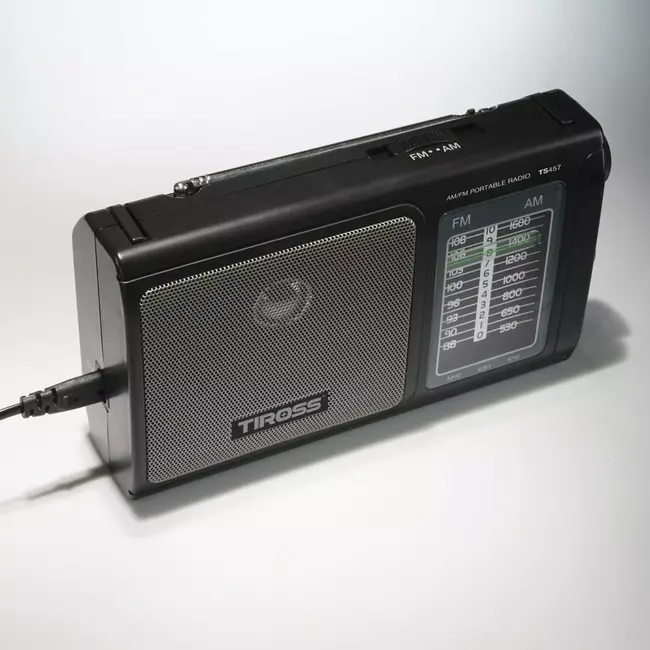TIROSS Betrouwbare AM FM noodradio met telescoopantenne draagbeugel en netstroom of D-batterijen