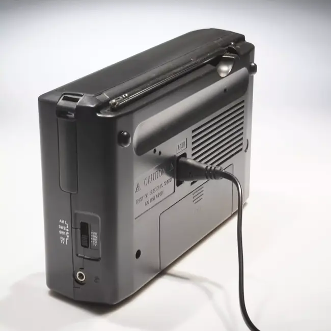 TIROSS Draagbare vierbanden FM AM SW noodradio met telescoopantenne en netstroom of D-batterijen