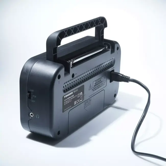 TIROSS Compacte AM FM noodradio met 360 graden antenne draagbeugel en netstroom of D-batterijen