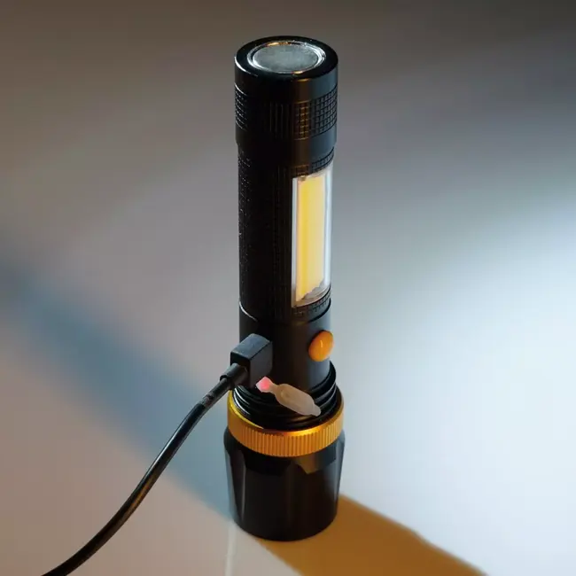 TIROSS Oplaadbare waterbestendige led zaklamp 450 lumen met zoom, magneet en cob zijlicht