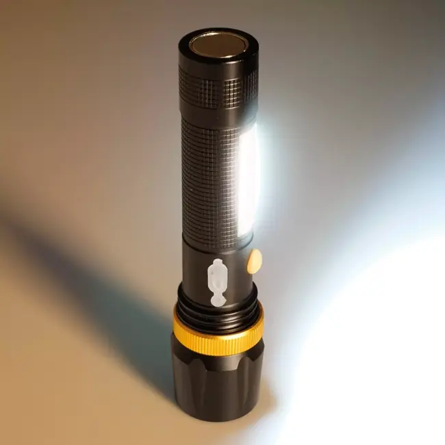 TIROSS Oplaadbare waterbestendige led zaklamp 450 lumen met zoom, magneet en cob zijlicht