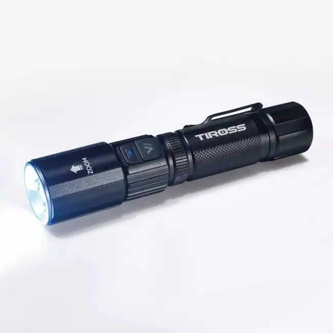 TIROSS Oplaadbare professionele led zaklamp 1000 lumen met zoomfunctie, usb c opladen en clip voor noodpakket