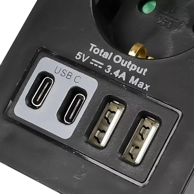 Benson Stopcontactadapter met 4 USB-poorten en randaarde – Zwart