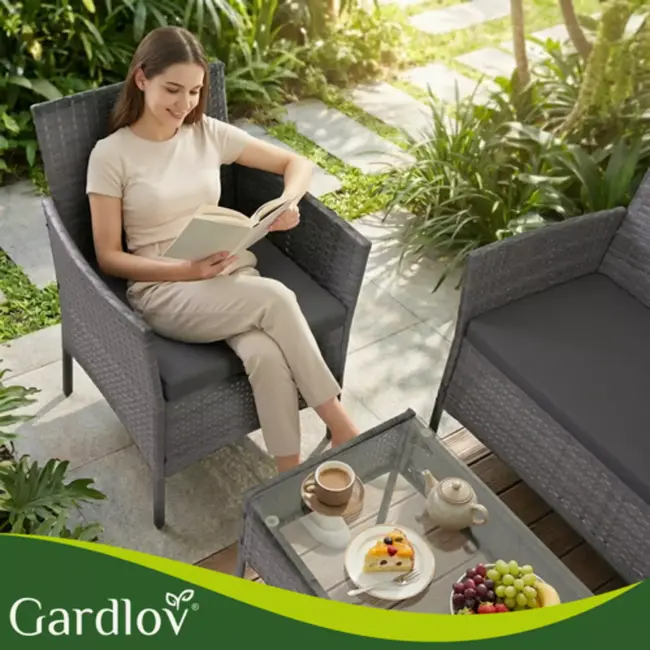 Gardlov Donkergrijze rattan tuinmeubelset met tweezitsbank, 2 stoelen en tafel met glazen blad