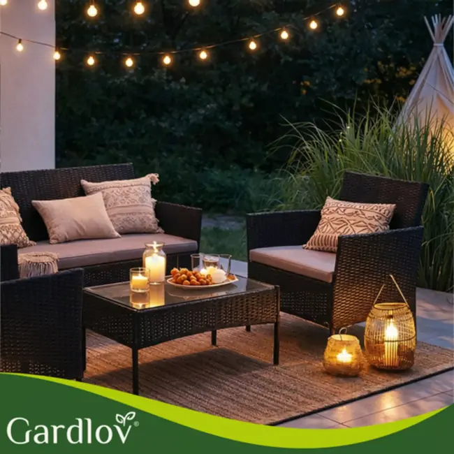Gardlov Zwarte rattan tuinmeubelset met tweezitsbank, 2 stoelen, glazen tafel en grijze kussens