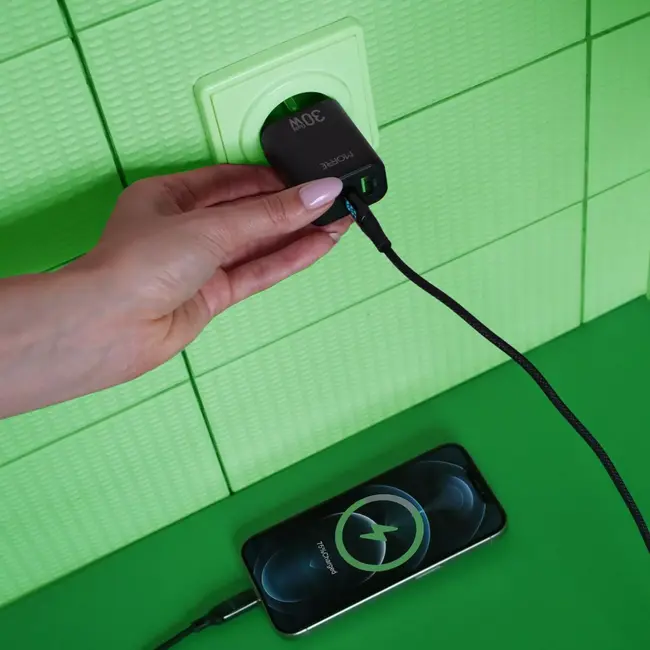 MORRE Compacte zwarte GaN oplader 30 W met USB-C en USB-A voor snel laden