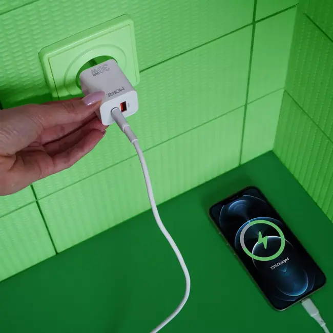 MORRE Compacte witte GaN oplader 30 W met USB-C en USB-A voor snel laden