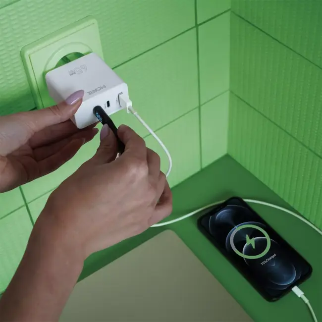 MORRE Compacte witte GaN oplader 65 W met 2× USB-C en USB-A poorten