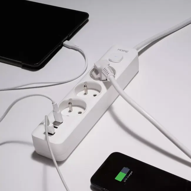 MORRE Witte stekkerdoos 6-in-1 met 3 stopcontacten en USB laadpoorten inclusief kabel van 1,5 m