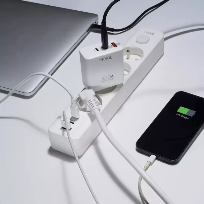 MORRE Witte stekkerdoos 7-in-1 met 4 stopcontacten en USB poorten en kabel van 1,5 m