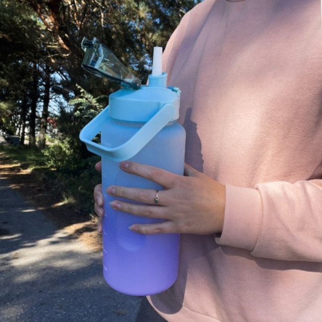 Trizand Waterfles 2 Liter - Grote Motivatie Drinkfles met Tijdmarkeringen en Anti-lek Systeem