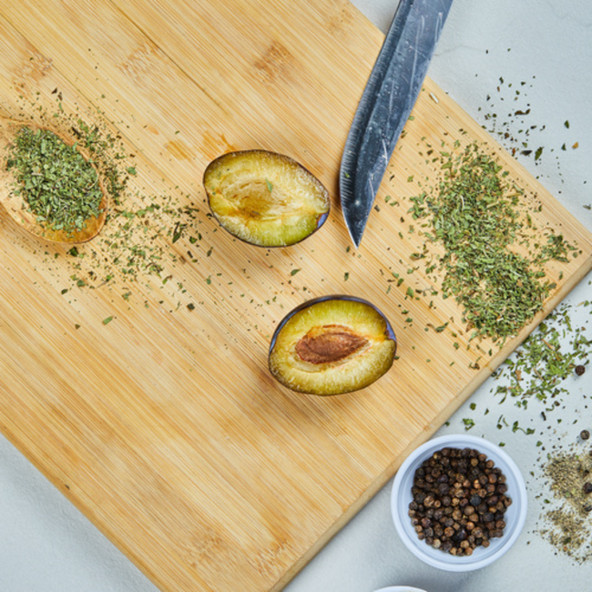 Ruhhy Set van 4 bamboe snij- en serveerplanken met metalen standaard voor een nette keuken