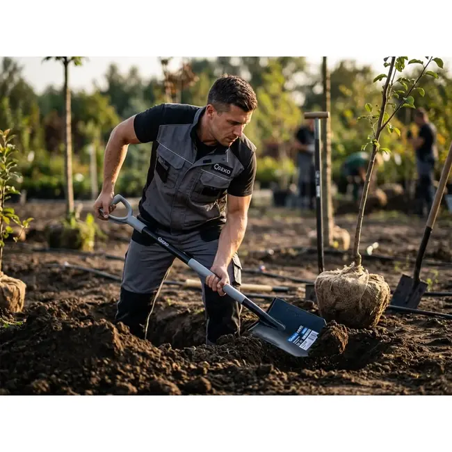 GEKO Puntspade 120 cm voor compacte grond met stalen blad 20 × 28 cm en comfortabele D-greep