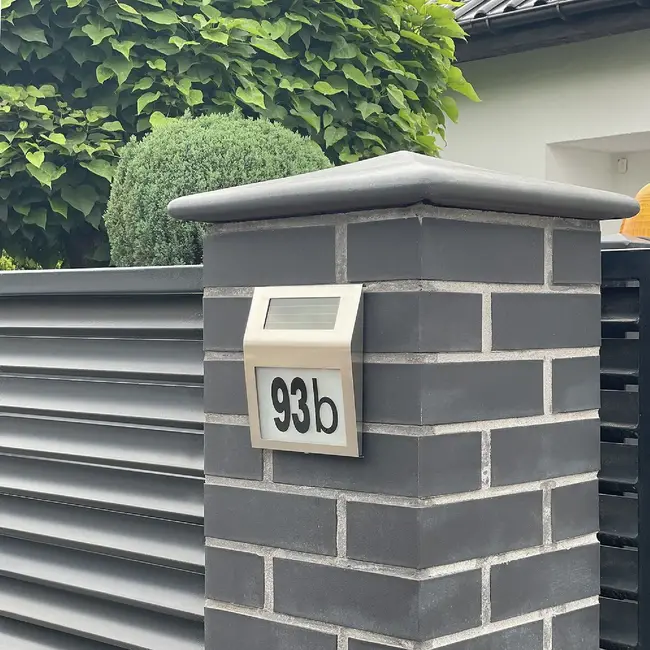 Izoxis Zilver huisnummer met schemersensor en zonnepaneel
