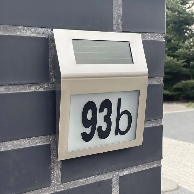Izoxis Zilver huisnummer met schemersensor en zonnepaneel