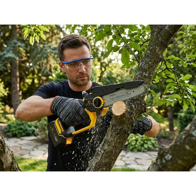 John Gardener Accu kettingzaag 21 V 8 inch met 2 x 4,0 Ah accu’s, lader en reserveketting