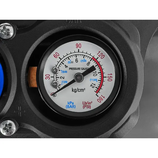 GEKO Compacte olievrije compressor 6 liter 8 bar met 1200 W motor en duidelijke manometer druk