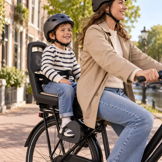 Qibbel Kinderzitje Junior 6+ bruin-beige - met gordel, voetsteunen en voetbeschermingsplaten