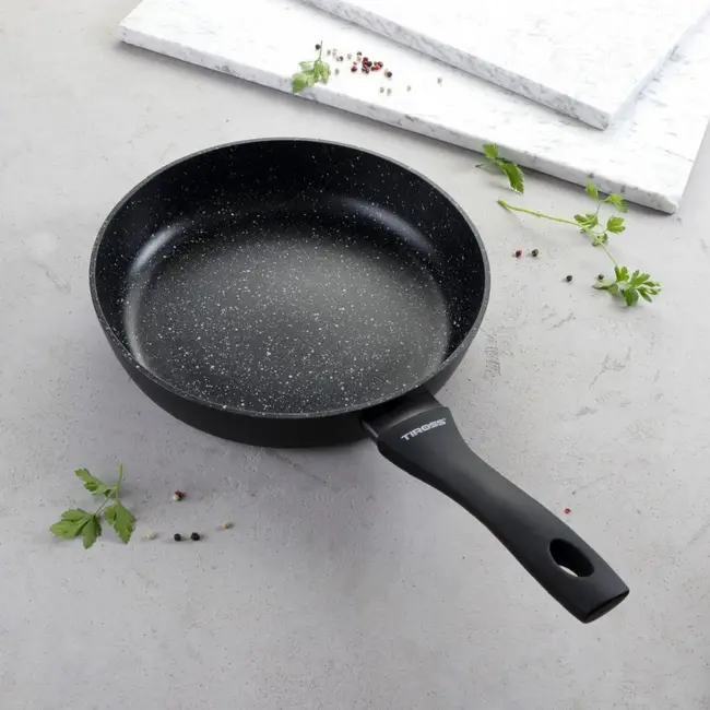 TIROSS Granieten koekenpan 26 cm met GREBLON laag voor alle kookplaten