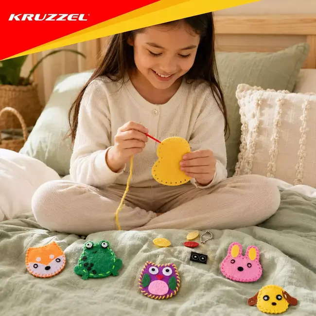 Kruzzel Naaiset kinderen - 12 vilten dieren als sleutelhangers maken met eenvoudige naaisteken