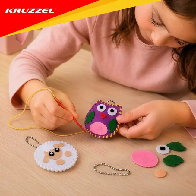 Kruzzel Naaiset kinderen - 12 vilten dieren als sleutelhangers maken met eenvoudige naaisteken