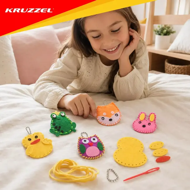 Kruzzel Naaiset kinderen - 12 vilten dieren als sleutelhangers maken met eenvoudige naaisteken