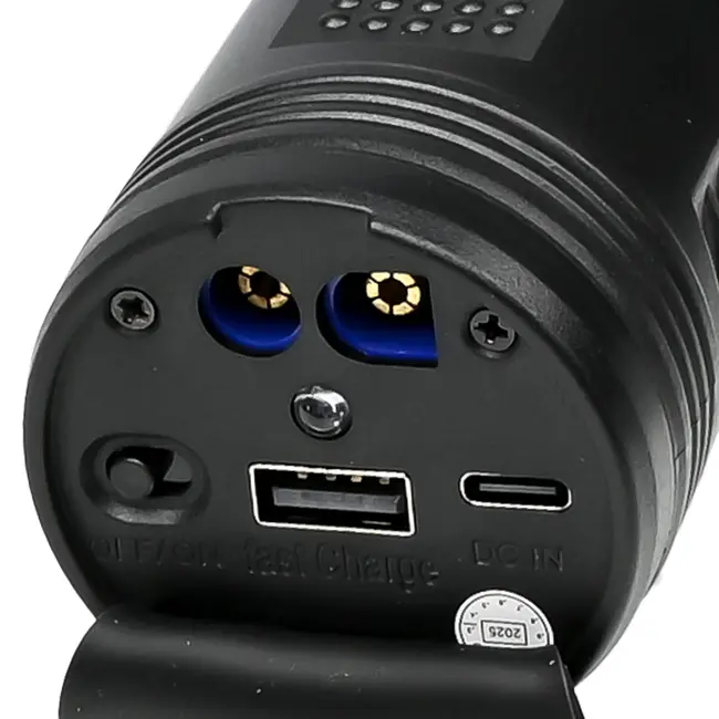 Benson Jumpstarter 800 A met LED-zaklamp - compacte autostarthulp