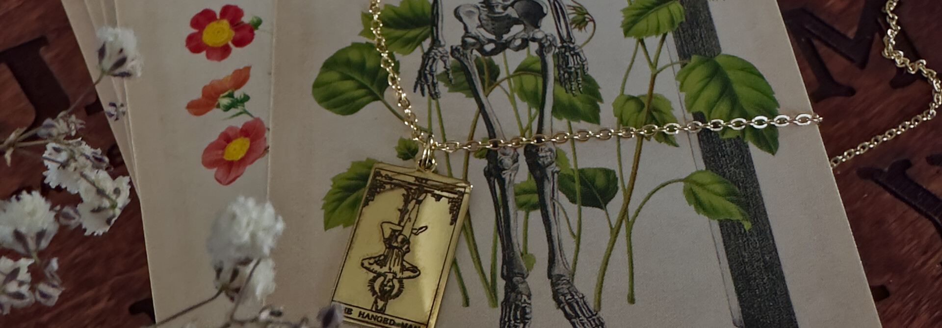 THE HANGED MAN Tarot Ketting  - GOUD