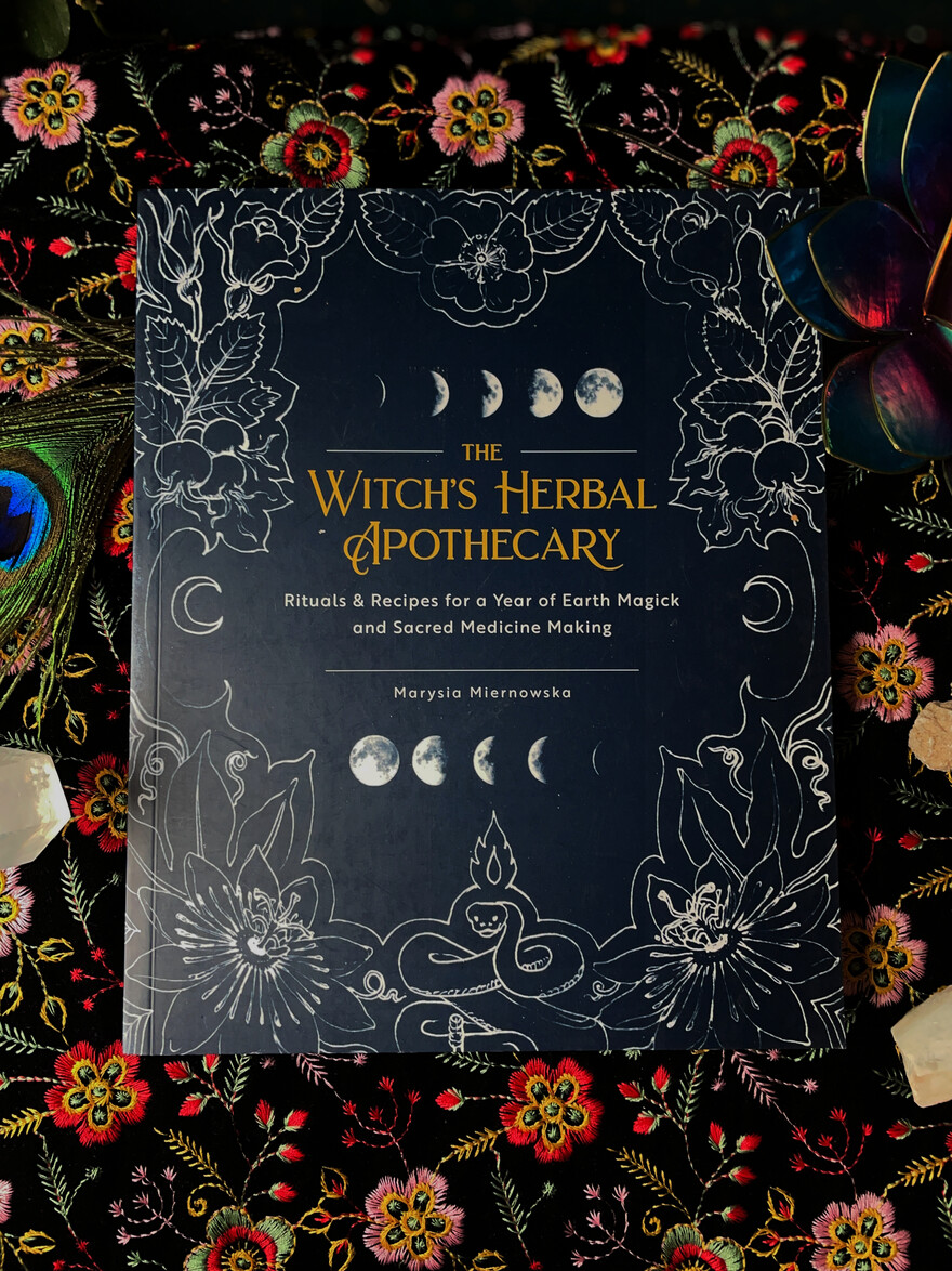 Witch's Herbal Apothecary: Rituals & Recipes for a Year