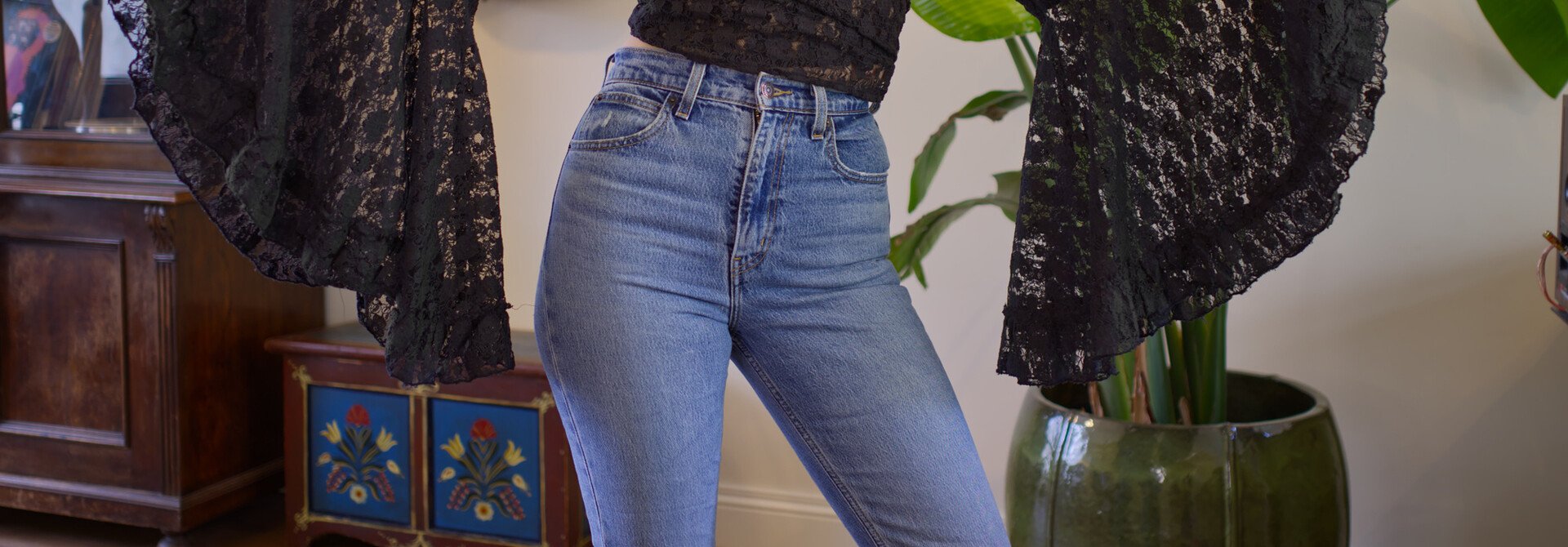 The Flora Lace Blouse (SOOT)