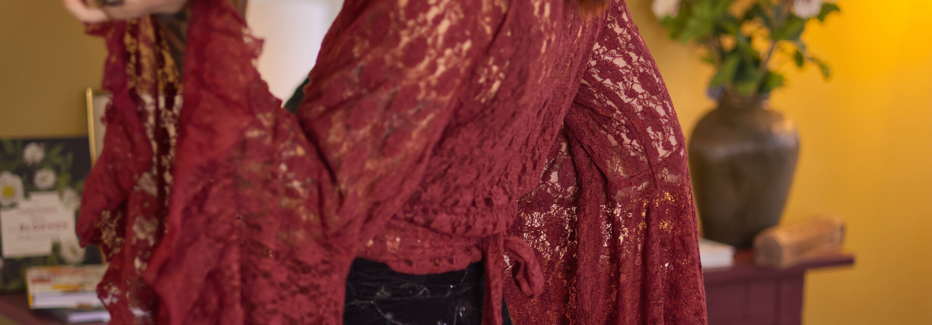 The Flora Lace Blouse (VAMPIR)