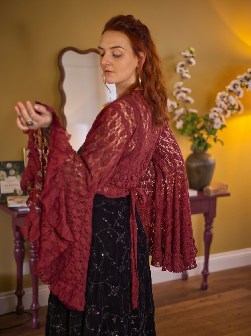 The Flora Lace Blouse (VAMPIR)