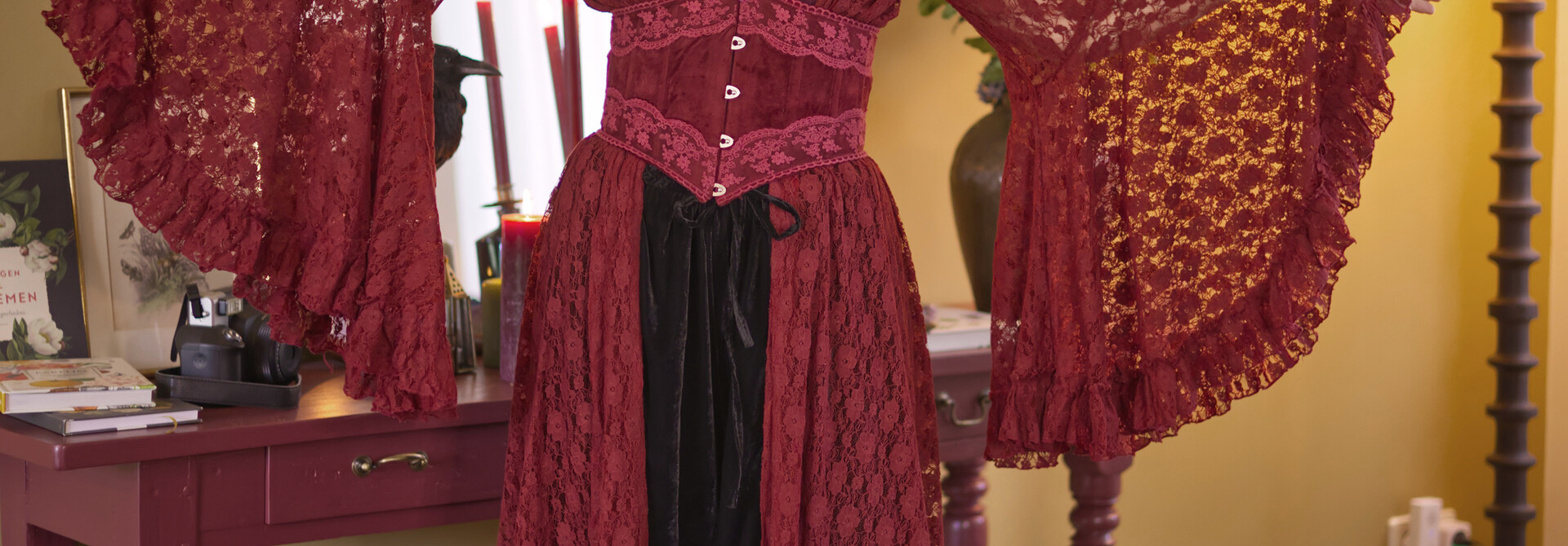 The Florence Lace Dress (VAMPIR)