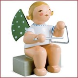 Wendt & Kühn Grunhainichense zittende Engel met triangel Wendt & Kühn Grunhainichense zittende Engel met triangel