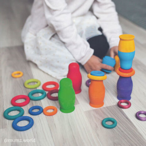 Grimm's 24 houten ringen om mee te bouwen - Regenboog Grimm's 24 houten ringen om mee te bouwen - Regenboog