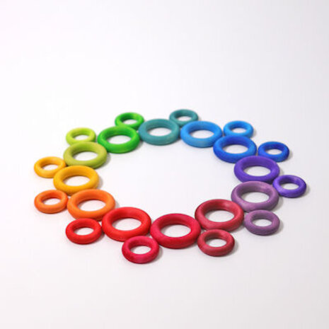 Grimm's 24 houten ringen om mee te bouwen - Regenboog Grimm's 24 houten ringen om mee te bouwen - Regenboog