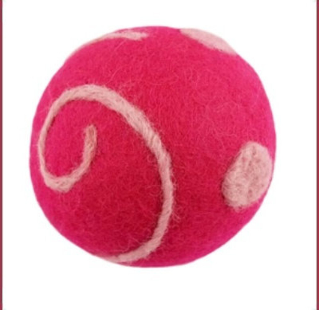 Speelbal met rammelaar wolvilt Speelbal met rammelaar wolvilt