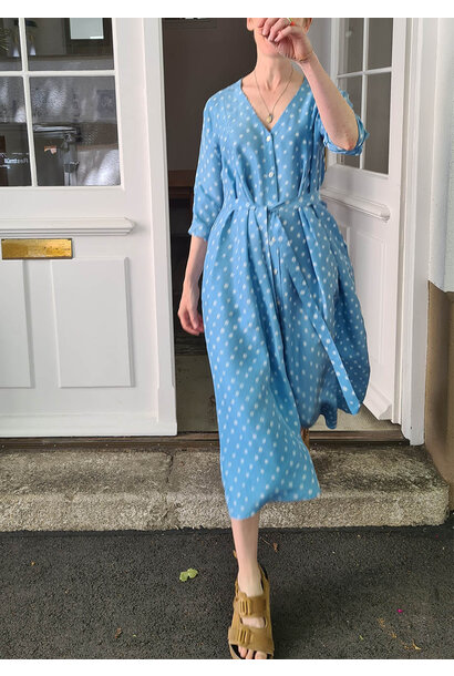 V-NECK SEIDENKLEID - SKY