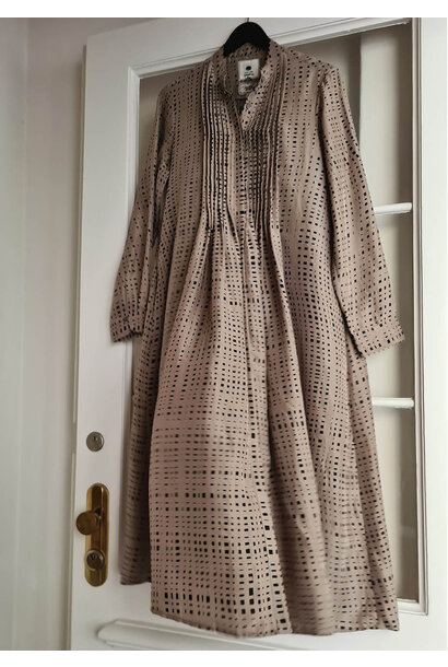 PLEATS SEIDENKLEID - SILBERGRAU