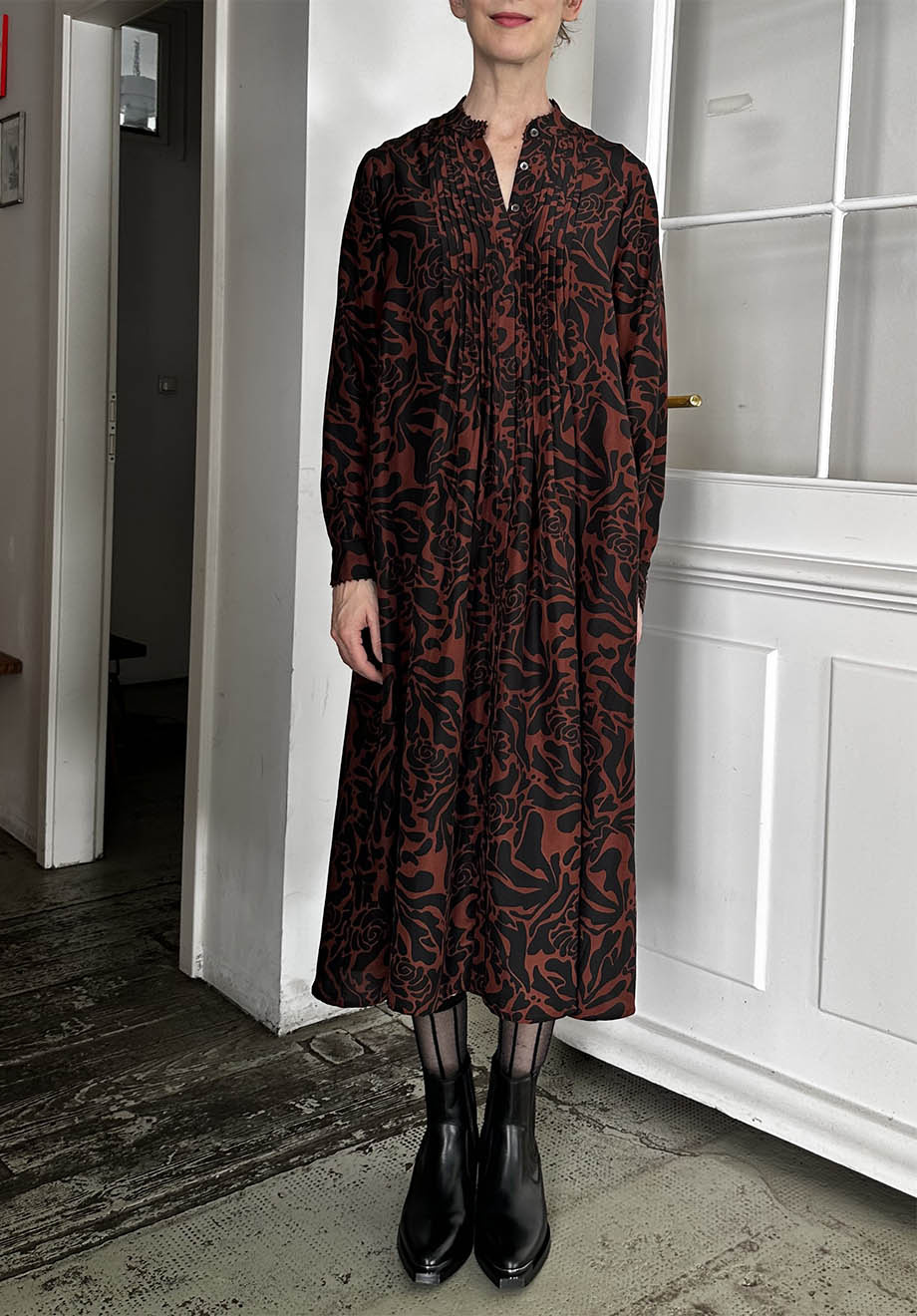 PLEATS SILK DRESS - ORNAMENT MOCCA-9
