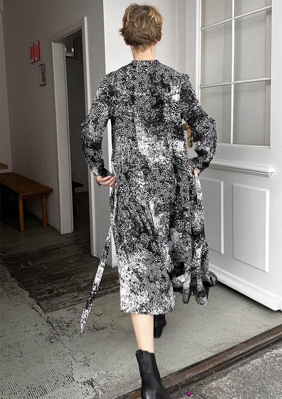 MY LIEBLINGS SEIDENKLEID - BLACK WHITE GRAINS-3