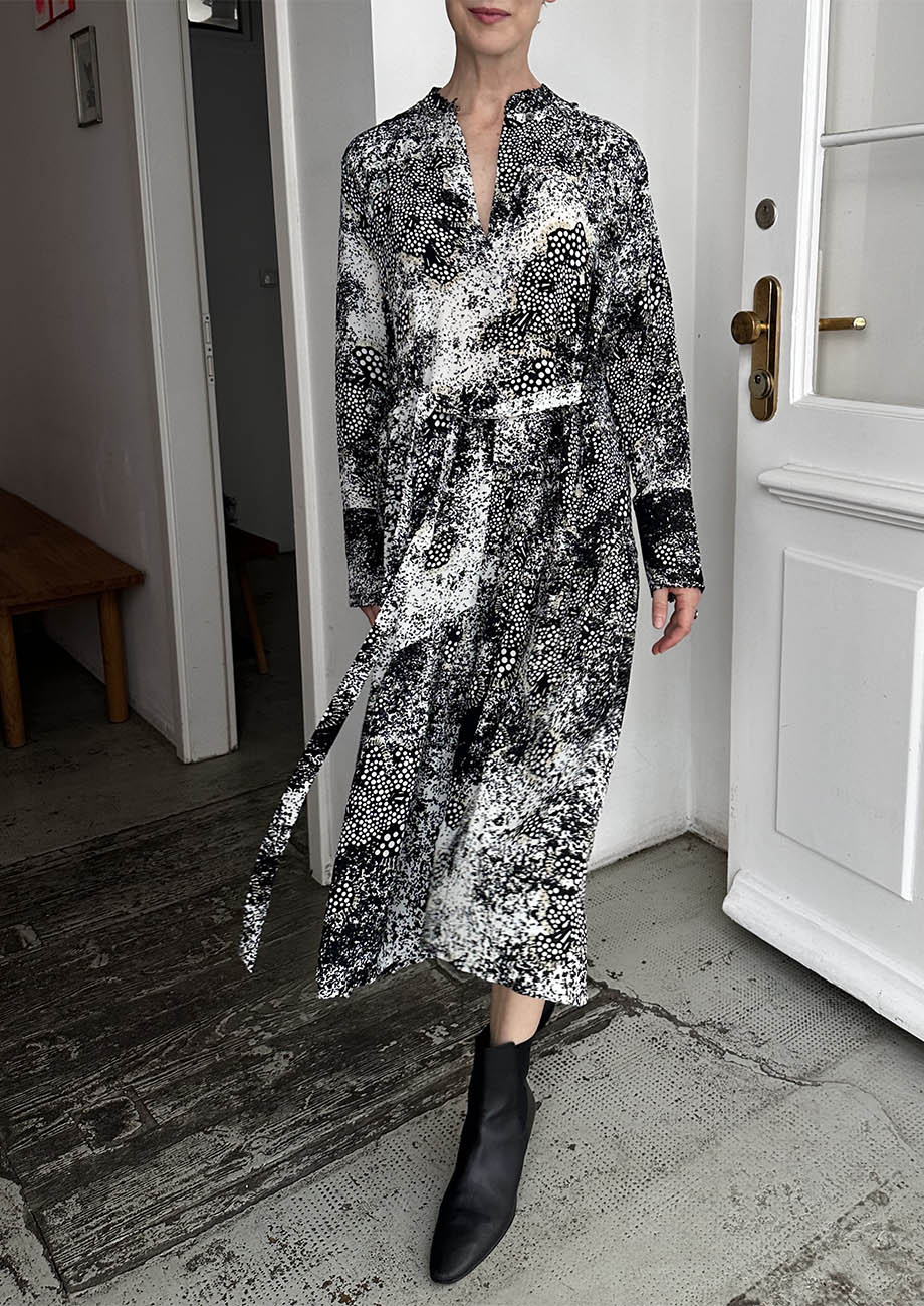 MY LIEBLINGS SEIDENKLEID - BLACK WHITE GRAINS-7