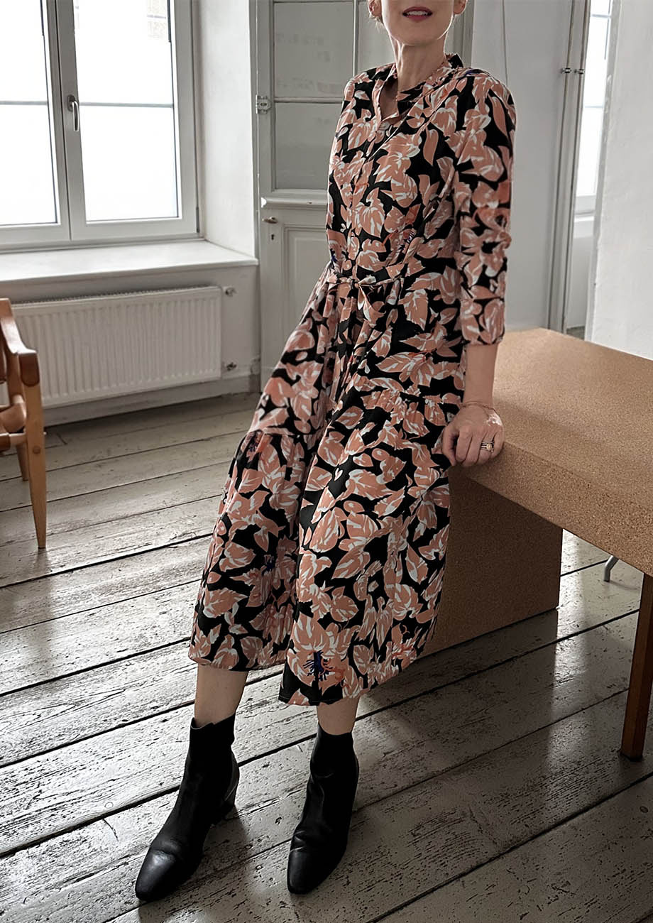 MY LIEBLINGS SEIDENKLEID - BLÄTTER SCHWARZ ROSE-1