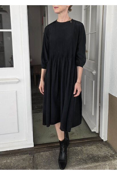 FINE PLEATS SILK DRESS - BLACK