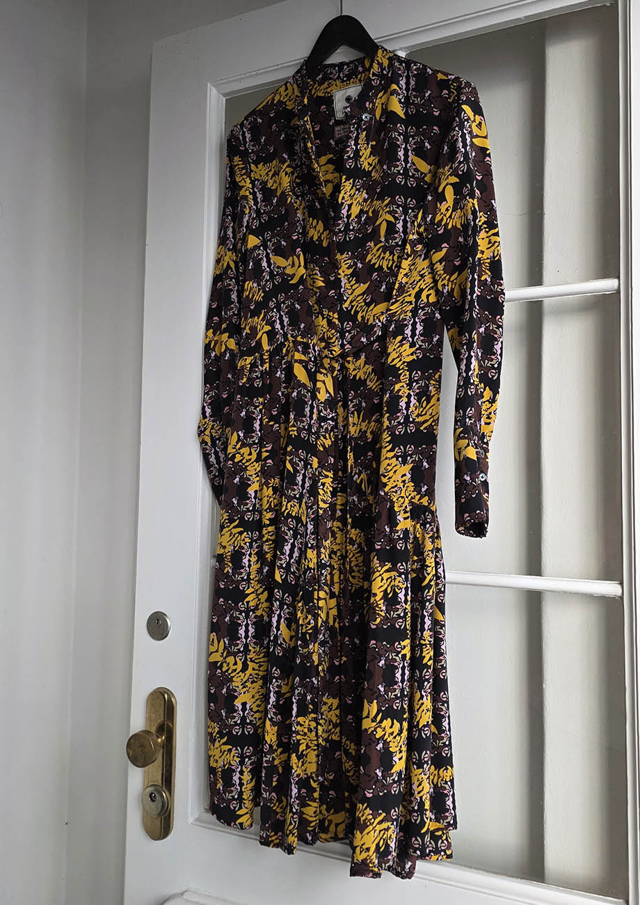 MY FAVORITE SILK DRESS - DOGS BLACK GOLD-1