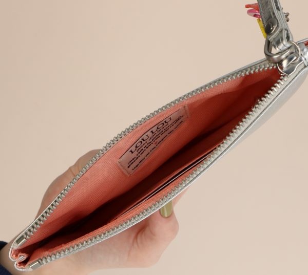 LouLou JJulie, Zilveren leren clutch of etui met polsbandje