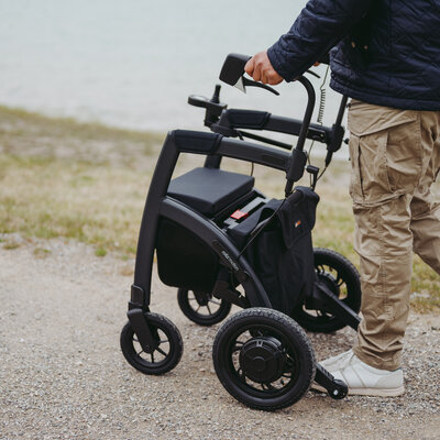 De rol van technologie in moderne rollators: van GPS tot valdetectie en stappenteller
