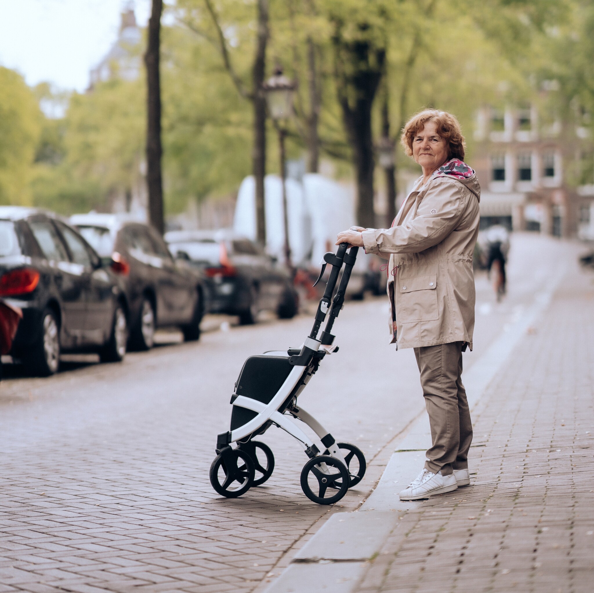 Zorgeloos shoppen en stappen met de shopping rollators van Mobio