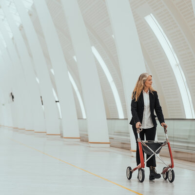 Kan je met een rollator of scooter het vliegtuig op?